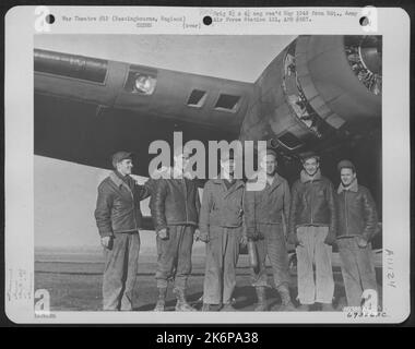 LT. George P. Birdsong und Ground Crew der Boeing B-17 'Flying Fortress' 'Delta Rebel' in Bassingbourne, England. Sie sind alle Mitglieder des Bombengeschwaders 323., der Bombengruppe 91.. 14. Februar 1943. Stockfoto