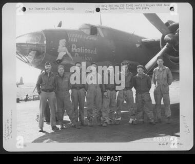 Die Besatzung der Bombengruppe 391St posiert vor der Martin B-26 Marauder 'rationierte Leidenschaft'. England, 1. Mai 1944. Stockfoto