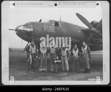 LT. Engleking und Crew der 391St Bomb Group posieren vor dem Martin B-26 Marodeur 'Rube'. England, 11. April 1944. Stockfoto