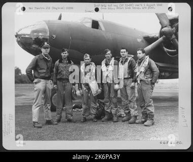 LT. Bollinger und Crew der Bombenschwadron 573Rd, posieren neben dem Martin B-26 Marodeur der Bombengruppe 391St, England, 13. August 1944. Stockfoto