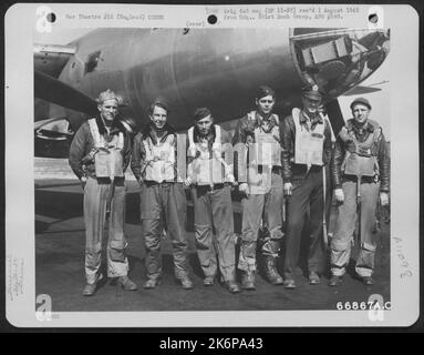 Capt. Boon und Crew des Bombengeschwaders 573Rd posieren neben dem Martin B-26 Marodeur der Bombengruppe 391St, England, 21. August 1944. Stockfoto