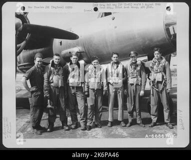 LT. Baxter und Crew der Bombenschwadron 573Rd, posieren neben dem Martin B-26 Marodeur der Bombengruppe 391St, England, 20. August 1944. Stockfoto