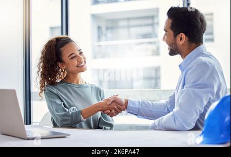 Das war eine großartige Partnerschaft. Zwei Geschäftsleute, die sich bei der Arbeit die Hände schütteln. Stockfoto