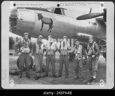 LT. Morris und Crew der Bombenschwadron 574Th, neben Martin B-26 Marauder. 391St Bomb Group, England, 2. August 1944. Stockfoto