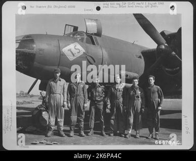 Besatzung der Bombengruppe 391St posiert vor dem Martin B-26 Marauder 'T.S.' England, 1. Mai 1944. Stockfoto