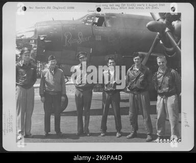 LT. Barker und Crew der 391St Bomb Group posieren vor dem Martin B-26 Marodeur 'The Bum Steer'. England, 16. Juni 1944. Stockfoto