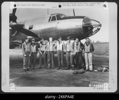 Major Loesch und Crew der Bombenschwadron 574Th, neben Martin B-26 Marauder. 391St Bomb Group, England, 2. August 1944. Stockfoto