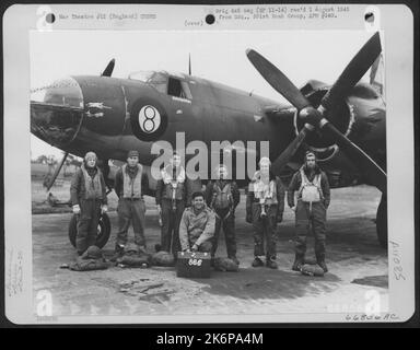 LT. W.W. Wolfe und Crew des Bombengeschwaders 574Th, neben Martin B-26 Marauder. 391St Bomb Group, England. Stockfoto