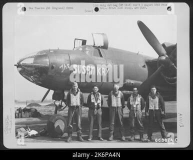 Die Besatzung der Bombengruppe 391St posiert vor dem Martin B-26 Marauder 'The Susan Kay'. England, 11. April 1944. Stockfoto