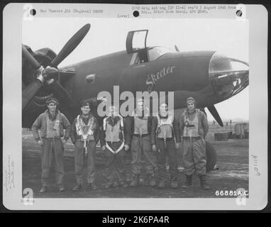 Die Besatzung der 391St Bomb Group posiert neben dem Martin B-26 Marauder 'Skeeter'. England, 11. April 1944. Stockfoto