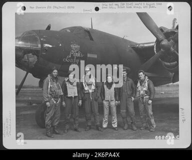 Crew der 391St Bomb Group posiert vor dem Martin B-26 Marodeur 'Pink's Lady II' England, 11. April 1944. Stockfoto