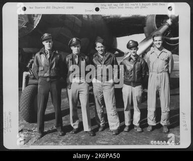 Capt. Schleicker und Crew posieren neben Einem Martin B-26 Marauder der 391St Bomb Group, England, 17. September 1944. Stockfoto