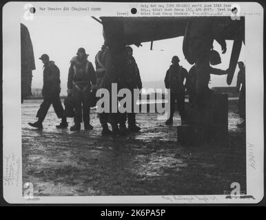 Die Crew von Colonel William T. Seawell ist gerade von Einer erfolgreichen Bombenoperation über Deutschland zurückgekehrt. Sie warten auf Einen Jeep, der sie zum Verhör bringen wird, wo sie 'Java und Platinen' genießen werden, während sie befragt werden. 401. Bombe Gruppe A Stockfoto