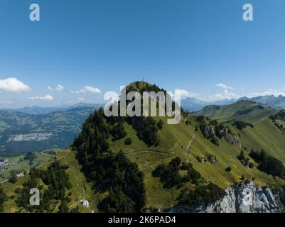 Stoos Fronalpstock Wanderung Landschaft Aussichtspunkt oberhalb Brunnen in der Zentralschweiz. In der Nähe von Luzern schöne Schweizer Bergübersicht. Drohne aus der Luft Stockfoto