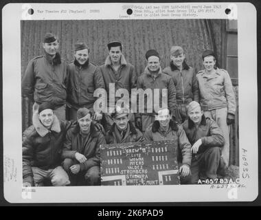 LT. Steele und Crew der 613Th Bomb Squadron, 401. Bomb Group, auf einem 8. Air Force Base in England. 25. März 1945. Stockfoto