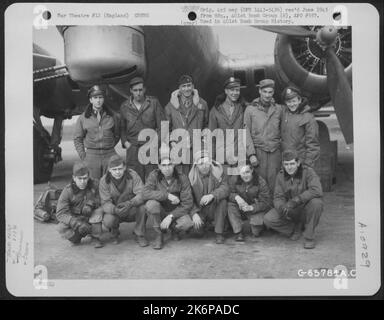 LT. Curran und Crew der 613Th Bomb Squadron, 401. Bomb Group, neben Einer Boeing B-17 'Flying Fortress' auf einem 8. Air Force Base in England. 8. März 1945. Stockfoto