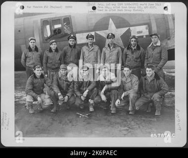 Besatzung 7 der 613Th Bomb Squadron, 401. Bomb Group, neben Einer Boeing B-17 'Flying Fortress' auf einem 8. Air Force Base in England. 7. Oktober 1944. Stockfoto