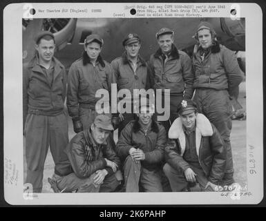 Capt. Fowler und Crew der 613Th Bomb Squadron, 401. Bomb Group, neben Einer Boeing B-17 'Flying Fortress' auf einem 8. Air Force Base in England, 28. September 1944. Stockfoto