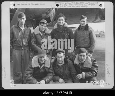 Crew 14 der 613Th Bomb Squadron, 401. Bomb Group, neben der Boeing B-17 'Flying Fortress' auf einem 8. Air Force Base in England, 18. Oktober 1944. Stockfoto