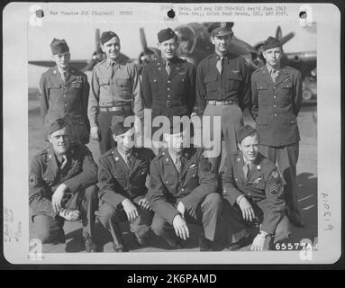 Crew 13 der 613Th Bomb Squadron, 401. Bomb Group, vor Einer Boeing B-17 'Flying Fortress' auf einem 8. Air Force Base in England, 30. Mai 1944. Stockfoto