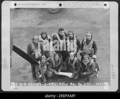 LT. Scribner C. Dailey und Crew der 612Th Bomb Squd., 401. Bomb Group, posieren für den Fotografen auf einer 8. Air Force Base in England. Die Crew war gerade von Einer zweitägigen Rast an Einer Raf Station zurückgekehrt, wo ihre Boeing B-17 „Flying Fortress“ „Fancy N“ auftauchte Stockfoto