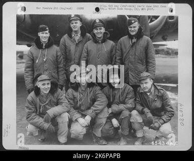 Crew 22 der 613Th Bomb Squadron, 401. Bomb Group, neben der Boeing B-17 'Flying Fortress' auf einem 8. Air Force Base in England, 3. Dezember 1944. Stockfoto