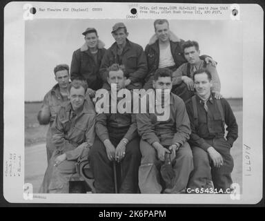 LT. Lippert und Crew der 613Th Bomb Squadron, 401. Bomb Group, posieren für den Fotografen auf einer 8. Air Force Base in England, 20. Juli 1944. Stockfoto