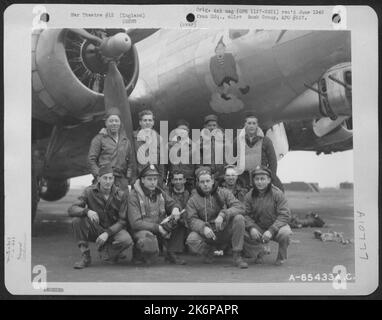 Crew 5 der 613Th Bomb Squadron, 401. Bomb Group, neben der Boeing B-17 'Flying Fortress' 'Snicklefritz' auf einem 8. Air Force Base in England, 4. November 1944. Stockfoto