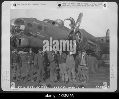 Die Besatzung 10 der 613Th Bomb Squadron, 401. Bomb Group, die gerade von Einer Bombenmission über Europa zurückgekehrt ist, posiert vor der Boeing B-17 'Flying Fortress' 'Bonnie Donnie' auf einem 8. Air Force Base in England, 3. Februar 1944. Stockfoto