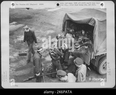 Die Besatzung der Boeing B-17 'Flying Fortress' 'Fitch's Bandwagon' der 401. Bomb Group steckte ihre Flugausrüstung in Einen LKW, nachdem sie am 11. April 1944 zu ihrer Basis in England zurückgekehrt waren. Stockfoto