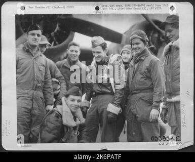 Crew 7 der 613Th Bomb Squadron, 401. Bomb Group neben Einer Boeing B-17 'Flying Fortress' auf einem 8. Air Force Base in England, 12. März 1944. Stockfoto