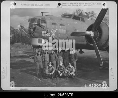 Combat Crew der 91. Bomb Group, 8. Air Force, neben der Boeing B-17 'Flying Fortress' 'Wee Willie'. England. Stockfoto