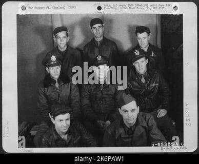 Crew 10 der 613Th Bomb Squadron, 401. Bomb Group, posiert für den Fotografen auf einem 8. Air Force Base in England, 1. Mai 1944. Stockfoto