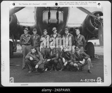 Besatzung der 91. Bomb Group neben Einer Boeing B-17 Flying Fortress. England. Stockfoto