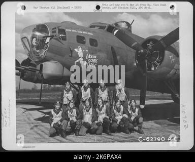 Combat Crew der 91. Bomb Group, 8. Air Force, neben der Boeing B-17 'Flying Fortress' 'Lassie Come Home'. England. Stockfoto