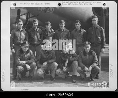 Combat Crew der 91. Bomb Group, 8. Air Force, neben Einer Boeing B-17 Flying Fortress. England. Stockfoto