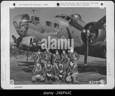 Combat Crew der 91. Bomb Group, 8. Air Force, neben der Boeing B-17 'Flying Fortress' 'Jezebel'. England. Stockfoto