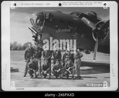 Combat Crew der 91. Bomb Group, 8. Air Force, neben der Boeing B-17 'Flying Fortress' 'Jezebel'. England. Stockfoto