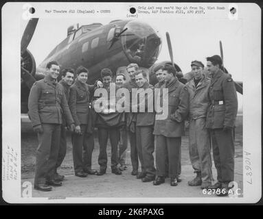 Combat Crew der 91. Bomb Group, 8. Air Force, neben Einer Boeing B-17 Flying Fortress. England. Stockfoto