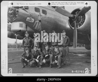 Combat Crew der 91. Bomb Group, 8. Air Force, neben der Boeing B-17 'Flying Fortress' 'My Baby'. England. Stockfoto