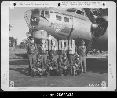 Combat Crew der 91. Bomb Group, 8. Air Force, neben der Boeing B-17 'Flying Fortress' 'Sweet 17'. England. Stockfoto