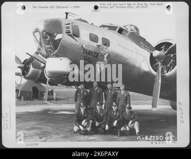 Combat Crew der 91. Bomb Group, 8. Air Force, neben der Boeing B-17 'Flying Fortress' 'Yankee Gal'. England. Stockfoto