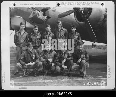 Combat Crew der 91. Bomb Group, 8. Air Force, neben Einer Boeing B-17 Flying Fortress. England. Stockfoto