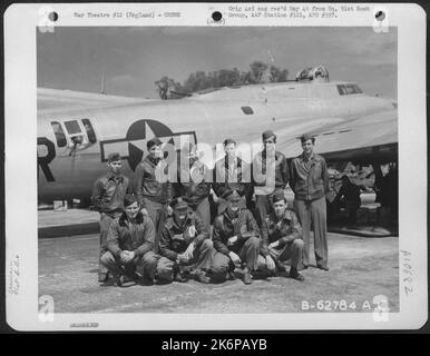 Besatzung der 91. Bomb Group neben Einer Boeing B-17 Flying Fortress. England. Stockfoto