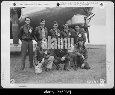 Combat Crew der 91. Bomb Group, 8. Air Force, neben Einer Boeing B-17 Flying Fortress. England. Stockfoto