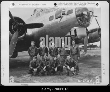 Besatzung der 91. Bomb Group neben Einer Boeing B-17 Flying Fortress. England. Stockfoto