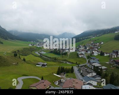 Lech Gemeinde Westösterreichisches Land Vorarlberg, in Bludenz gelegen. Wintersport Urlaubsort Ziel im Sommer. Niederländische Königsfamilie Stockfoto