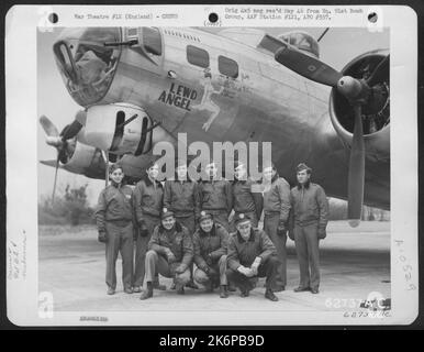 Combat Crew der 91. Bomb Group, 8. Air Force, neben der Boeing B-17 'Flying Fortress' 'Lewd Angel', England. Stockfoto