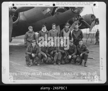 Führende Crew auf Einer Bombenmission in Beaulieu, Frankreich, posiert vor Einer Boeing B-17 'Flying Fortress'. 303. Bomb Group, England. 21. Januar 1944. Stockfoto
