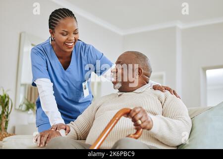 Alwerden ist unvermeidlich. Eine Krankenschwester, die mit ihrem männlichen Patienten spricht. Stockfoto